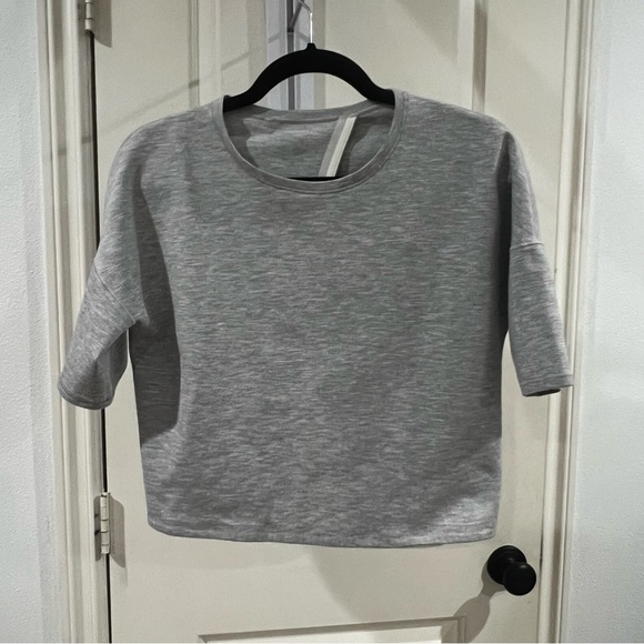Lululemon Minimal Short Sleeve open back tee
Heathered Power Grey size 4 - Picture 2 of 3